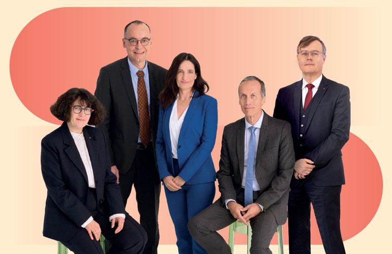 De gauche à droite :  Stéphanie GUÉNOT BRESSON, commissaire ; Olivier DUBOIS, commissaire ; Géraldine PINA, commissaire ;   Jean‑Luc LACHAUME, commissaire ; Pierre‑Marie ABADIE, président. 