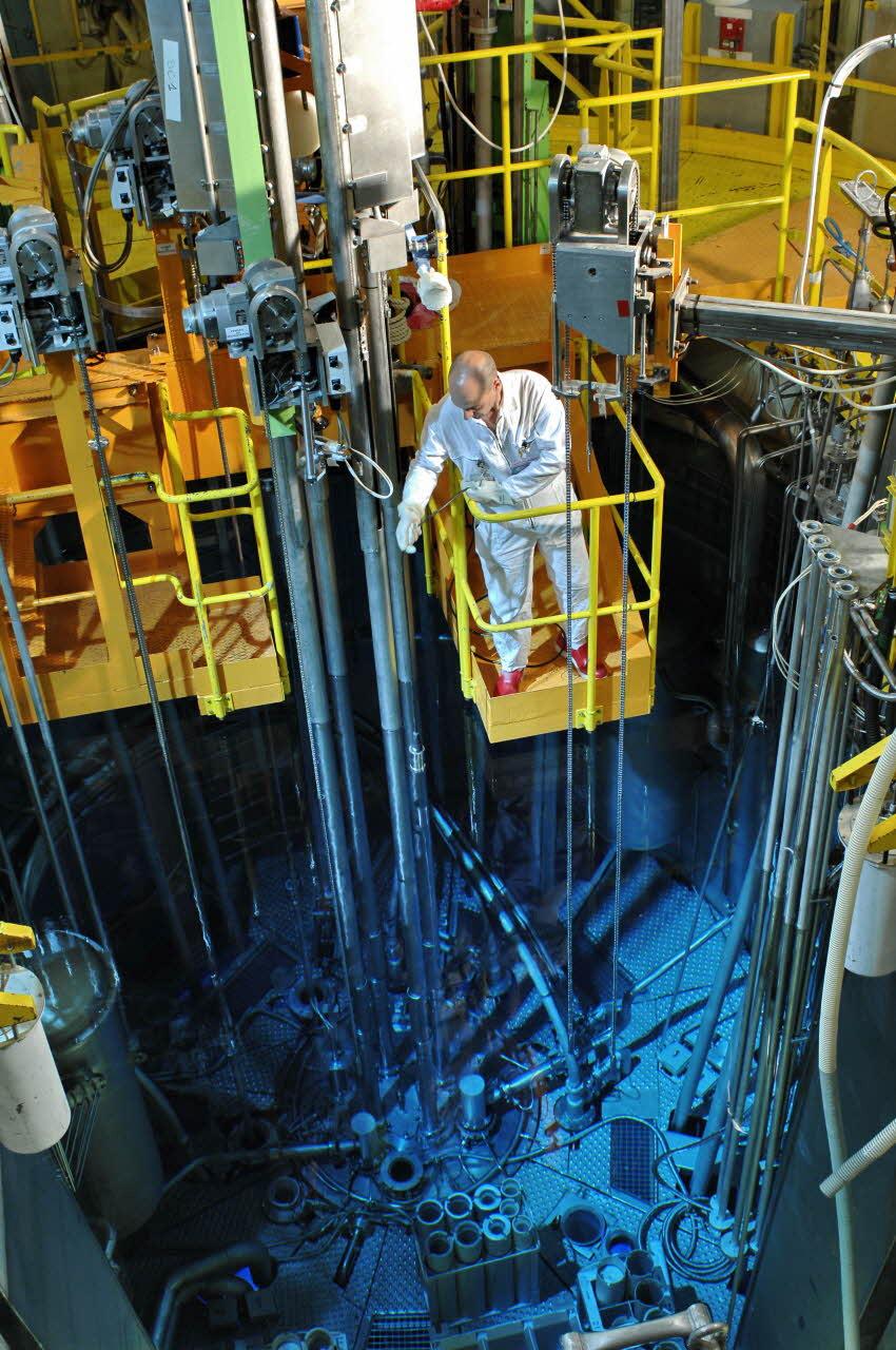 Réacteur Orphée - Intervention au-dessus de la piscine du réacteur Orphée. © P.Stroppa/CEA
